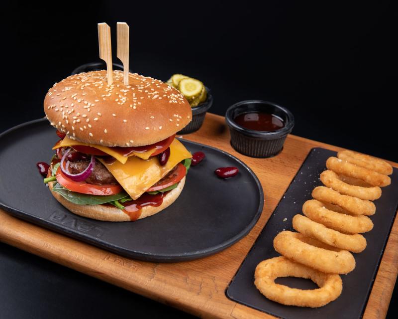Poza Burger Black Angus BBQ cu inele de ceapa pane
